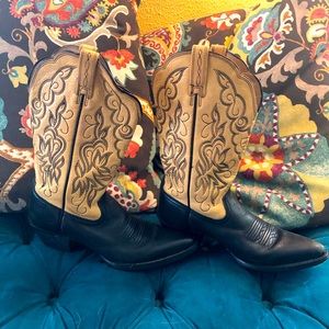 Ariat cowboy boots. 6B . Perfect condition.